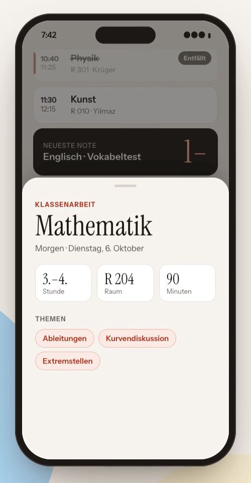 Screenshot 2: Anstehend and Mitteilungen, with the Klassenarbeit detail sheet open